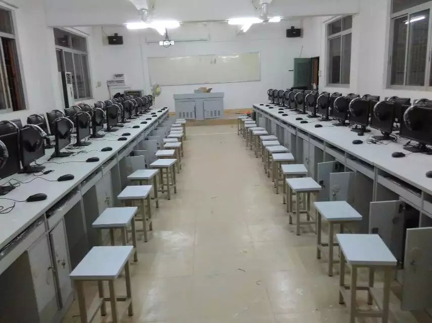 站在老師及學生的角度設(shè)計出來的多媒體講臺，做工漂亮的學生電腦桌，多功能設(shè)計的雙顯示器講臺，最新潮流的筆記本式鋼制講臺